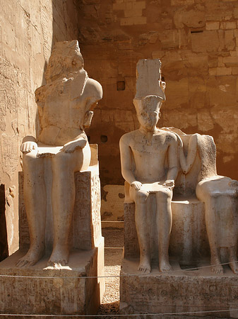 Statuen am Luxor Tempel Fotos