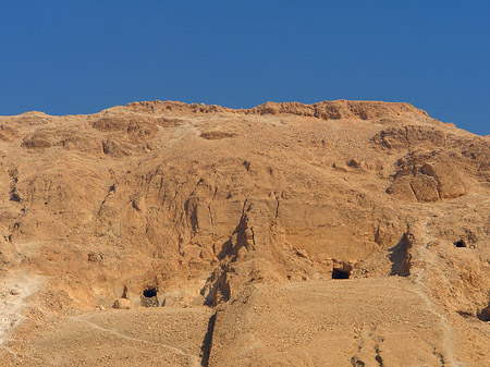 Eingang zum Tempel mit Berg Foto 