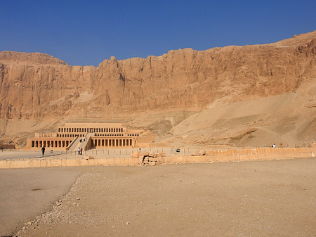 Eingang zum Tempel mit Berg Foto 